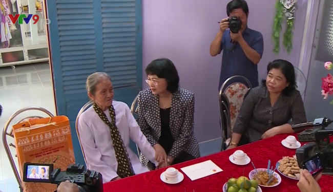 По всему Вьетнаму вручают новогодние подарки малоимущим семьям