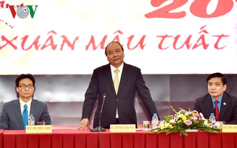 Премьер-министр Нгуен Суан Фук потребовал хорошо организовать его встречу с рабочими