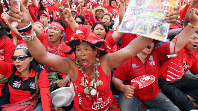 ตำรวจไทยเตรียมความพร้องรับมือกับการชุมนุมเดินขบวนประท้วงของกลุ่มคนเสื้อแดง