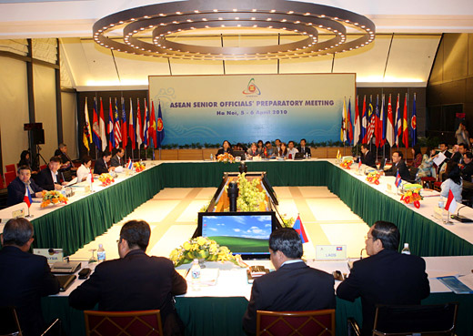 เวียดนามเข้าร่วมการประชุมสภาประชาคมเศรษฐกิจอาเซียนครั้งที่๙