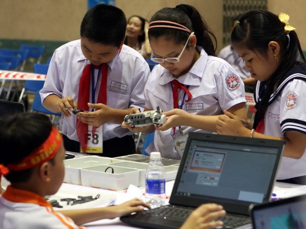 ทีมตัวแทนเวียดนาม๑๓ทีมเข้าร่วมการแข่งขันหุ่นยนต์นานาชาติปี๒๐๑๓