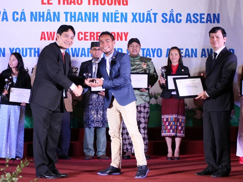 พิธีมอบรางวัลให้แก่องค์กรเยาวชนและบุคคลดีเด่นอาเซียน