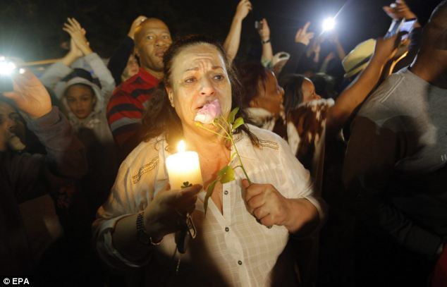 ชาวแอฟริกาใต้แสดงความเศร้าสลดใจต่อการถึงแก่อสัญญกรรมประธานาธิบดีเนลสัน แมนเดลา