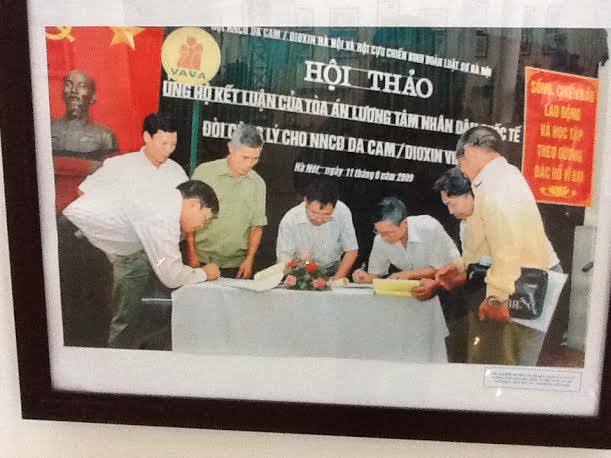 งานนิทรรศการภายใต้หัวข้อ “ความปวดร้าวของผู้เคราะห์ร้ายจากสารพิษสีส้มไดออ๊กซิน”