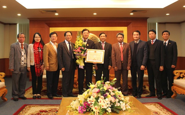 อัครราชทูตสาธารณรัฐเกาหลีประจำเวียดนามได้รับเข็มที่ระลึกเพื่อภารกิจทรัพยากรและสิ่งแวดล้อม