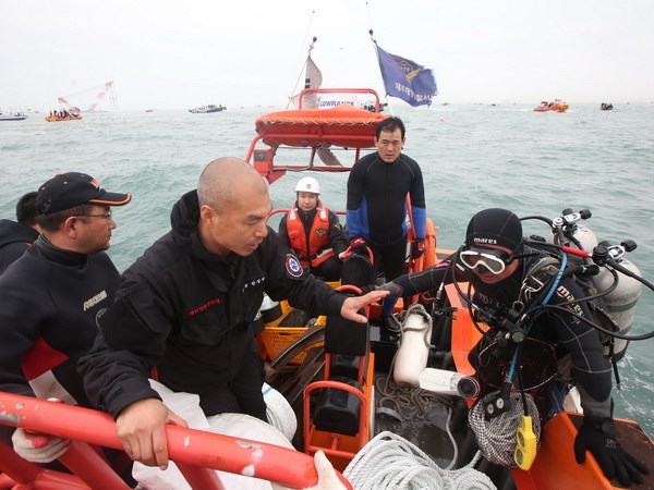 พบศพ๓รายแรกที่อยู่ภายในเรือเฟอร์รี่เซวอล