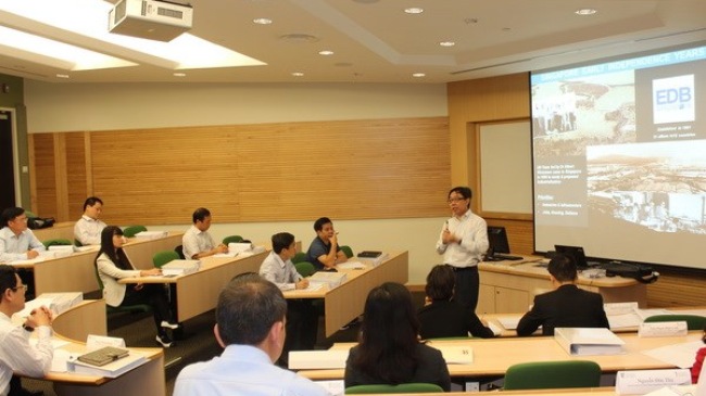 สิงคโปร์ช่วยเวียดนามในการฝึกอบรมเจ้าหน้าที่บริหาร