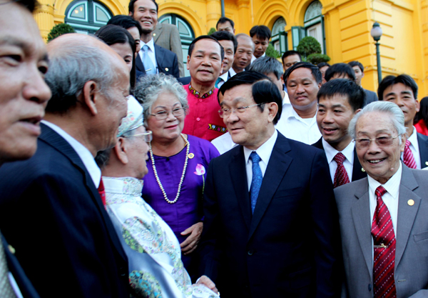 พรรคและรัฐให้ความสนใจและสนับสนุนการพัฒนาหมู่บ้านศิลปาชีพ