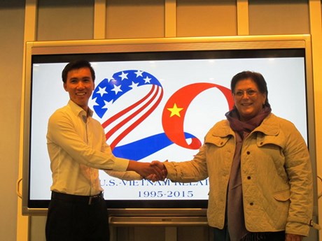 พิธีมอบรางวัลการประกวดออกแบบโลโก้ในโอกาสครบรอบ๒๐ปีความสัมพันธ์ระหว่างเวียดนามกับสหรัฐ