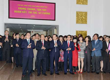 บรรดาผู้นำรัฐบาลอวยพรตรุษเต๊ตบรรดาเจ้าหน้าที่และข้าราชการของสำนักรัฐบาล