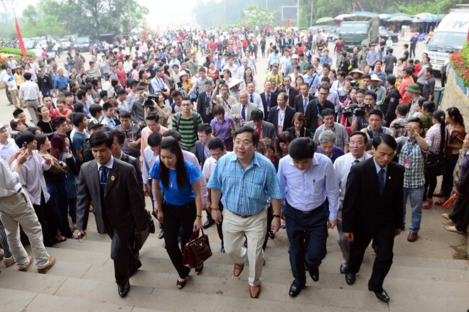 คณะผู้แทนของชาวเวียดนามที่อาศัยในต่างประเทศจุดธูปที่วิหารหุ่ง