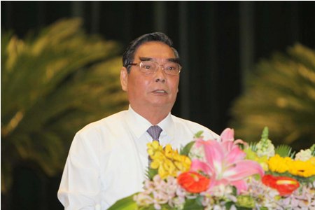 สมาชิกคณะเลขาธิการคณะกรรมการกลางพรรคให้การต้อนรับคณะเจ้าหน้าที่ปฏิวัติอาวุโสของเขตก่อเวิ๊บ