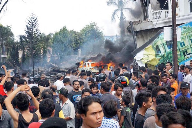 เกิดเหตุเครื่องบินทหารตกในประเทศอินโดนีเซีย