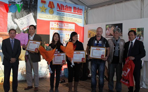 หนังสือพิมพ์เญินเยินเข้าร่วมงานหนังสือพิมพ์ลูมานีเต ณ ฝรั่งเศส