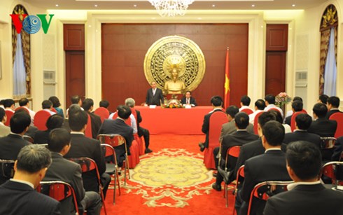 รองนายกรัฐมนตรีเหงวียนซวนฟุกเยือนสถานทูตเวียดนามประจำประเทศจีน