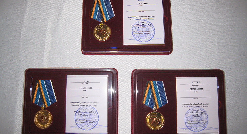 โรซาตอมมอบเข็มที่ระลึกให้แก่ผู้เชี่ยวชาญเวียดนาม๓ท่าน