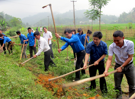 เยาวชนจังหวัดเอียนบ๊ายร่วมแรงร่วมใจสร้างสรรค์ชนบทใหม่