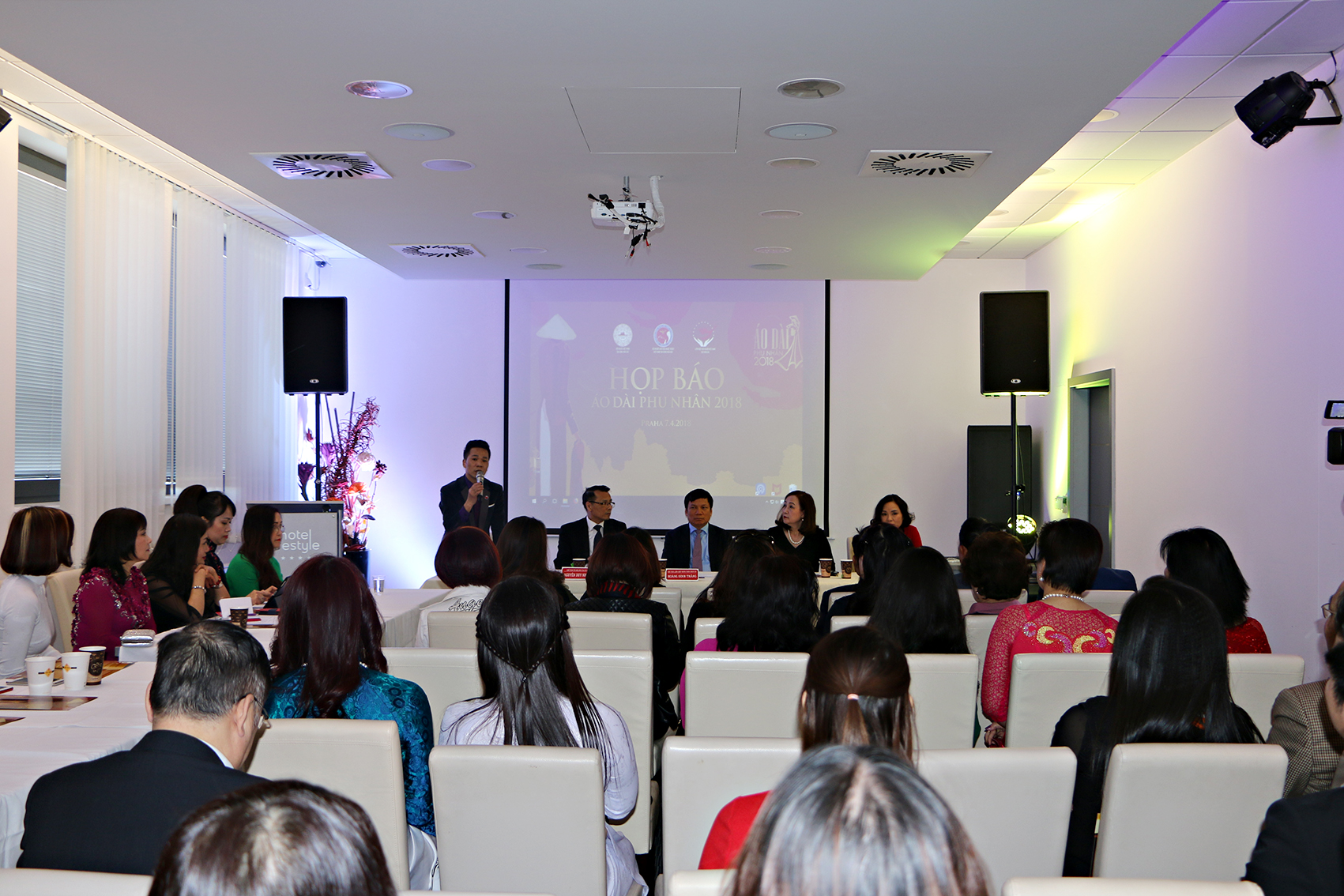 ประชาสัมพันธ์ความงามของชุดประจำชาติอ๊าวหย่ายในยุโรป