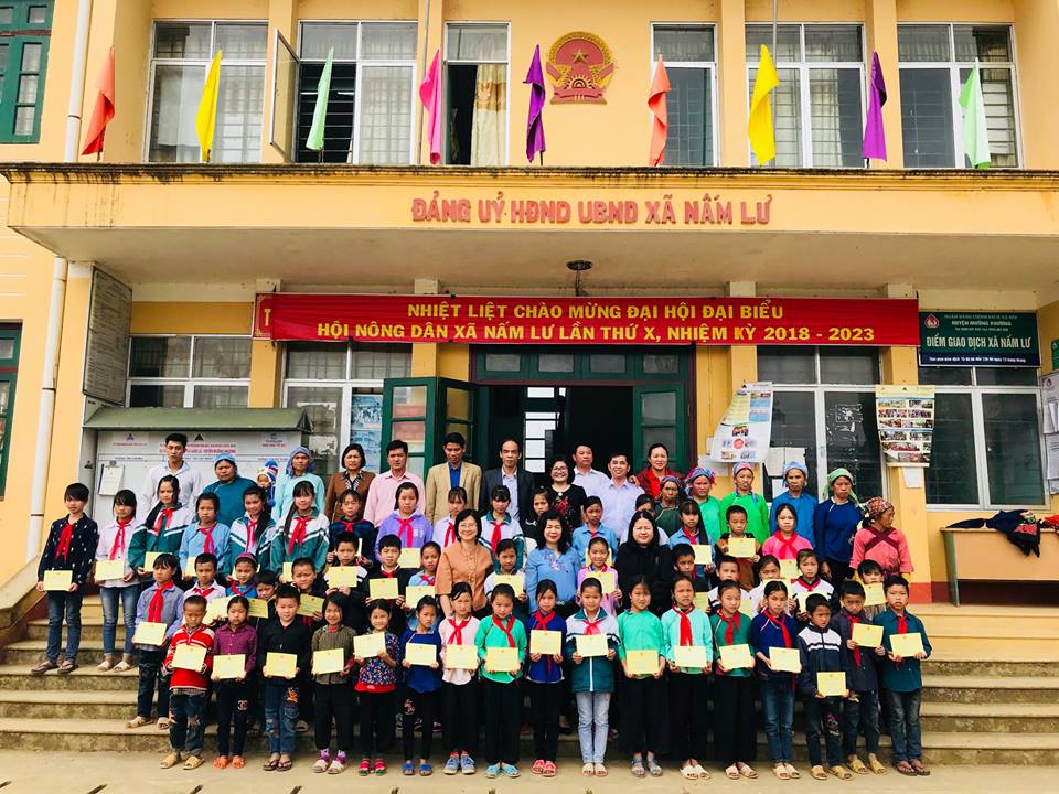 อัครราชทูตไทยประจำกรุงฮานอยมอบทุนการศึกษาให้แก่เด็กด้อยโอกาสในจังหวัดลาวกาย