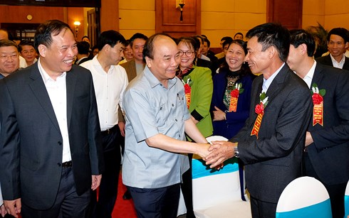 นายกรัฐมนตรี เหงวียนซวนฟุก สนทนากับเกษตรกร