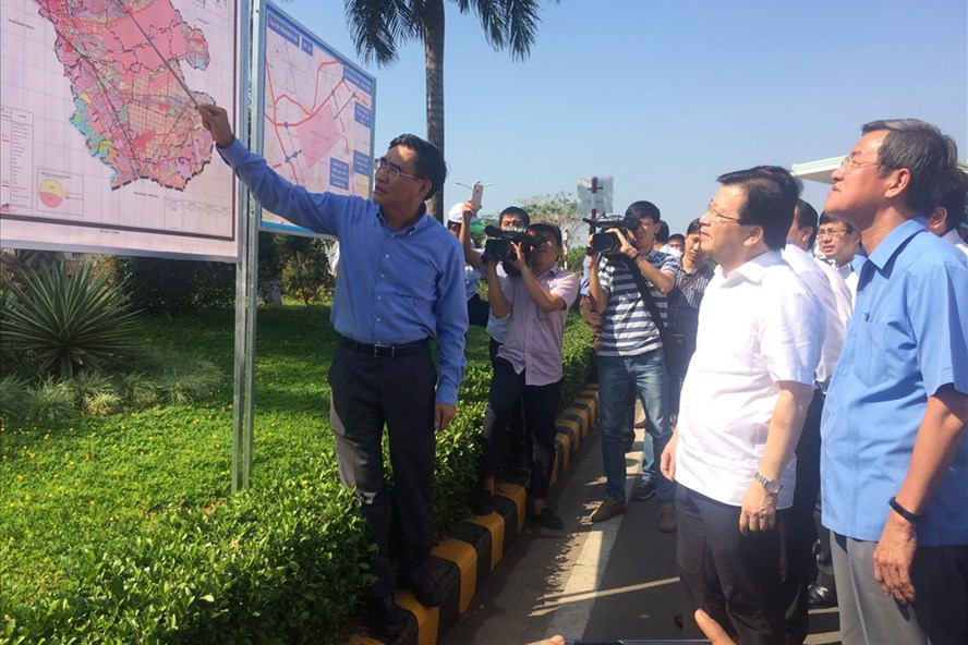 รองนายกรัฐมนตรีจิ๋งดิ่งหยุงลงพื้นที่ตรวจสอบโครงการก่อสร้างสนามบินลองแถ่ง