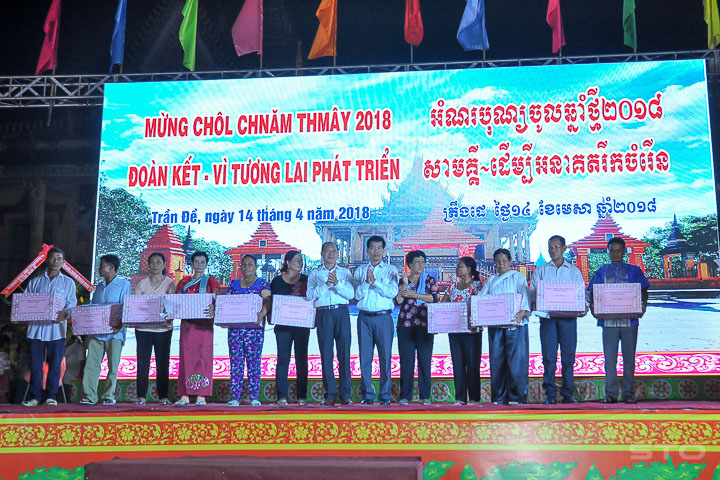 ชนเผ่าเขมรในจังหวัดซอกจังฉลองเทศกาลโชลชนัมทไม