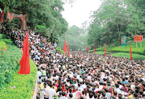 จำนวนนักท่องเที่ยวที่มาเยือนวิหารหุ่งเพิ่มสูงขึ้น