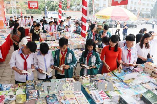 งานแสดงหนังสือแผ่นดินแห่งบรรพกษัตริย์หุ่งและงานนิทรรศการภาพถ่ายศิลปะเกี่ยวกับบ้านเกิดและคนฟู้เถาะ