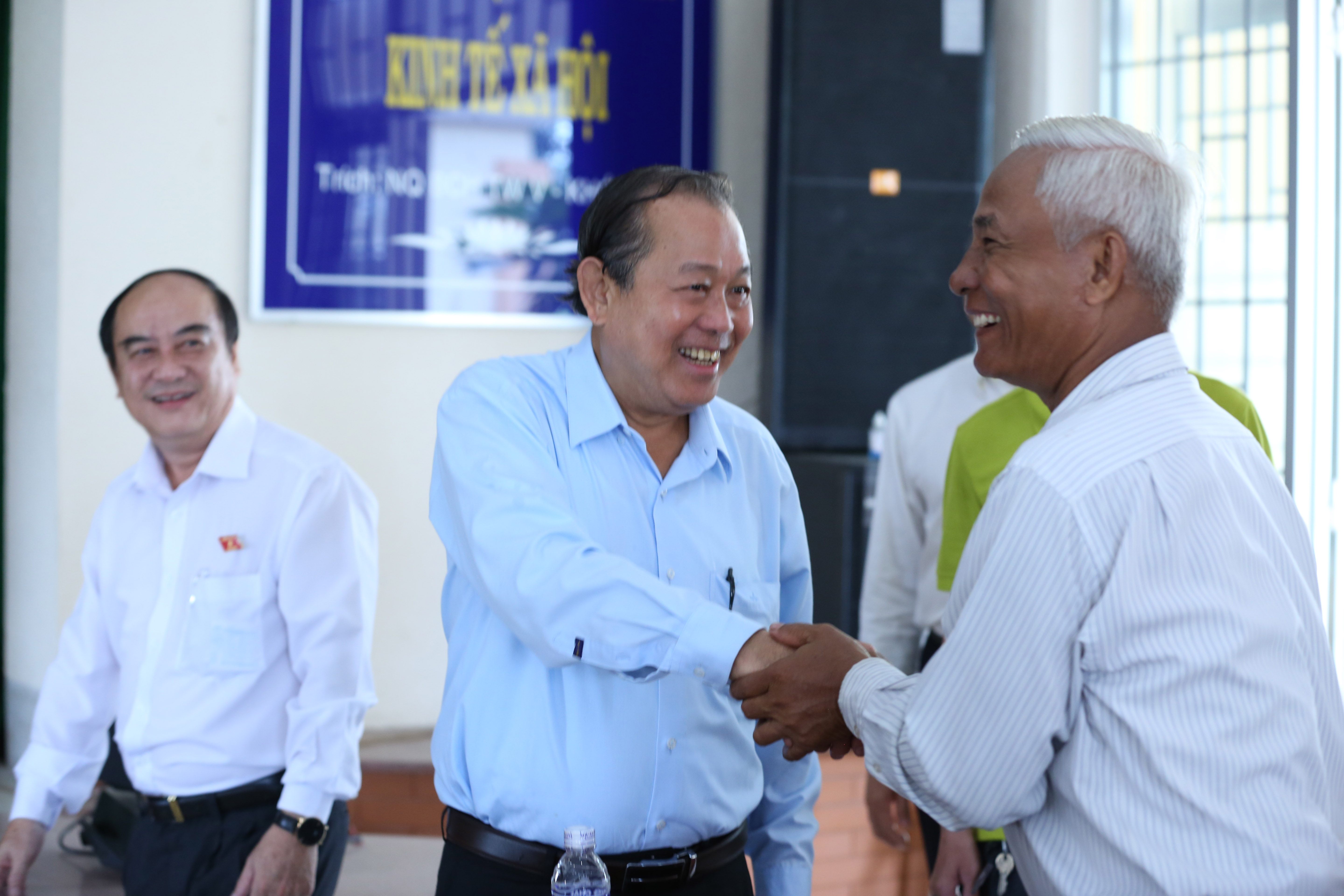 รองนายกรัฐมนตรีเจืองหว่าบิ่งลงพื้นที่จังหวัดลองอาน