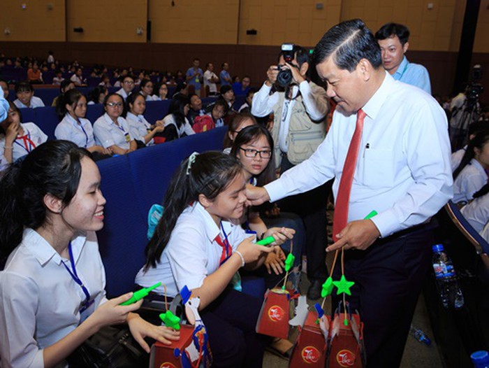 นำความสุขมาให้แก่นักเรียนและนักศึกษาที่ยากจน