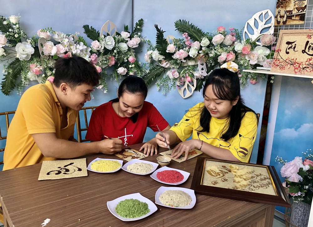 ชายหนุ่มกับผลงานการสร้างสรรค์จากเมล็ดข้าว