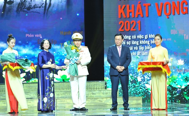 การพบปะกับตัวอย่างดีเด่นในการศึกษาและปฏิบัติตามแนวคิด คุณธรรมและบุคลิกของประธานโฮจิมินห์