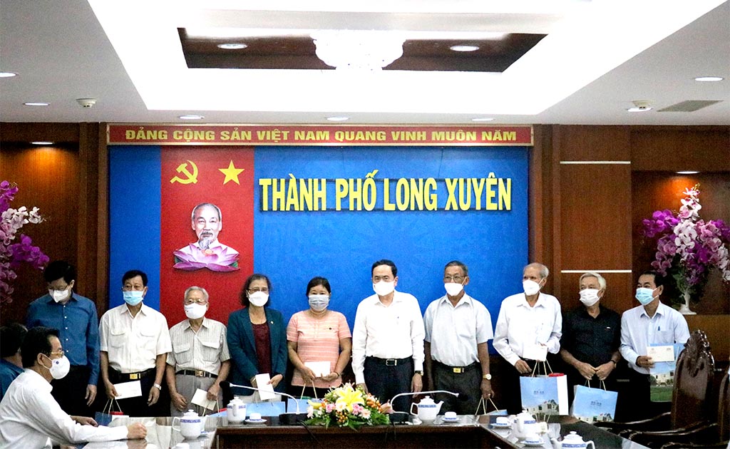 รองประธานสภาแห่งชาติ เจิ่นแทงเหมินมอบของขวัญตรุษเต๊ตให้แก่ครอบครัวที่อยู่ในเป้านโยบายในจังหวัดอานยาง