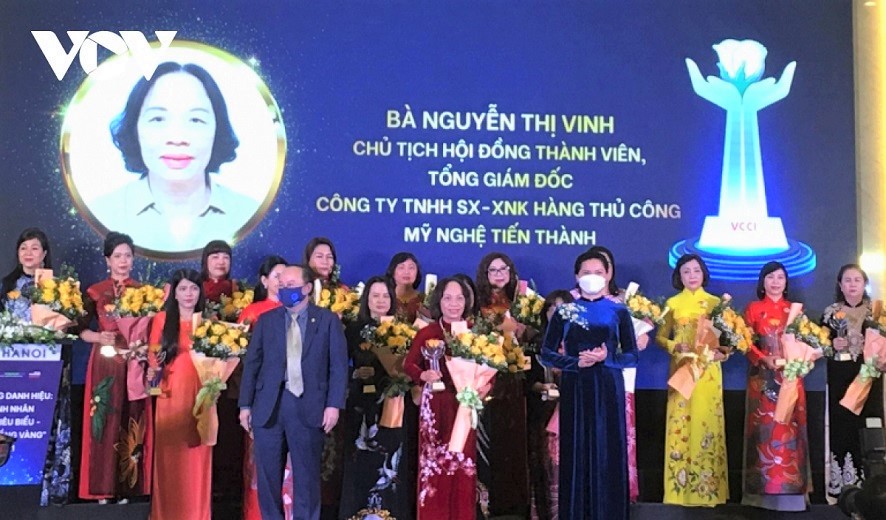 นักธุรกิจหญิงดีเด่น 60 คนได้รับถ้วยดอกกุหลาบทอง