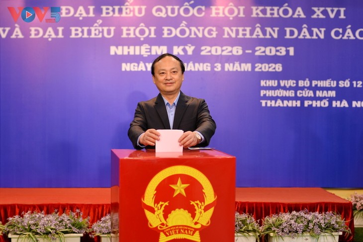 ประธานสถานีวิทยุเวียดนามและผู้มีสิทธิ์เลือกตั้งแขวงเกื่อนามออกไปใช้สิทธิ์เลือกตั้ง