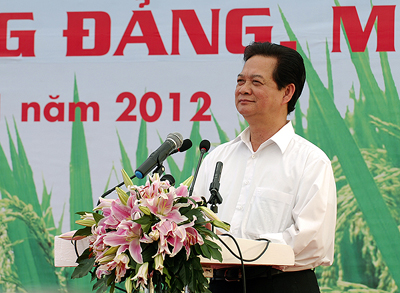 ท่านเหงวียนเตินหยุงนายกฯได้เข้าร่วมพิธีแนะนำผลิตภัณฑ์งวดแรกของโรงงานปุ๋ยก่าเมา