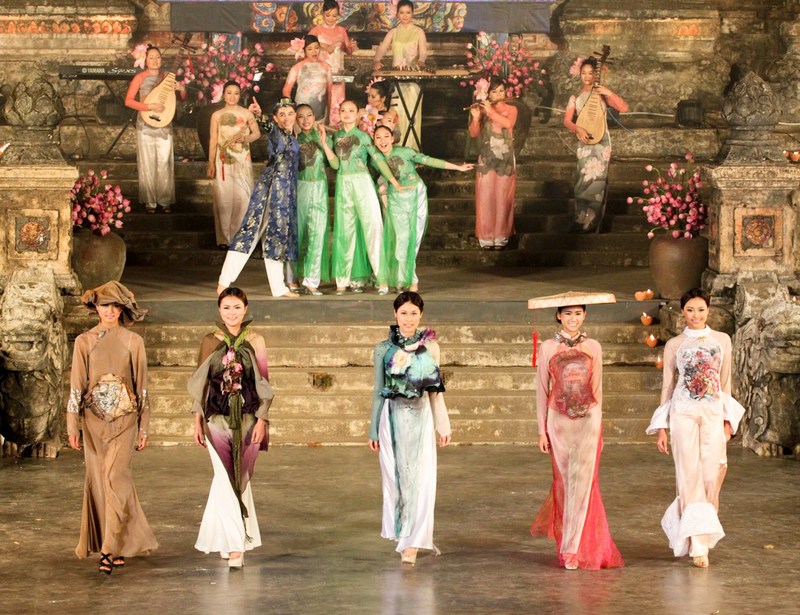 การเดินแบบชุดAo dai - งานเฟสตีวัลHuế 2012