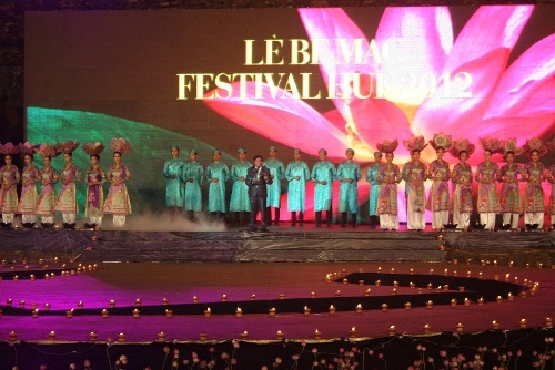 พิธีปิดงานเฟสทีเวิลเว้2012 ณ จตุรัส Phu Van Lau ในพระราชวังชั้นในของกรุงเก่าเว้