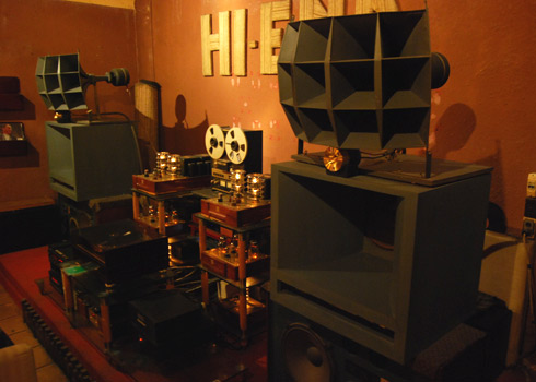 ความนิยมสะสมเครื่องเล่นจานเสียงโบราณของชาวกรุงฮานอย