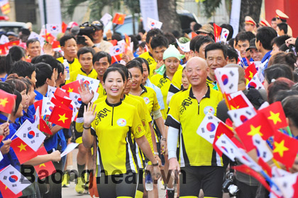 เปิดนิทรรศการภาพ ร่วมเป็นกำลังใจต่อผู้เคราะห์ร้ายจากสารพิษสีส้ม