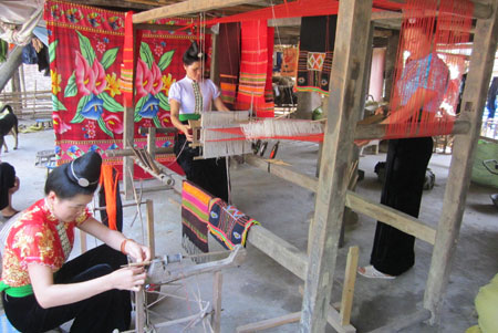 รายการแสดงอาชีพทอผ้าพื้นเมืองของอาเซียนครั้งที่4