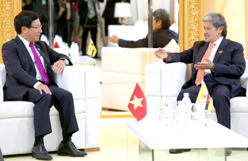 รัฐมนตรีต่างประเทศเวียดนามพบปะทวิภาคีนอกรอบการประชุมเอเอ็มเอ็ม46