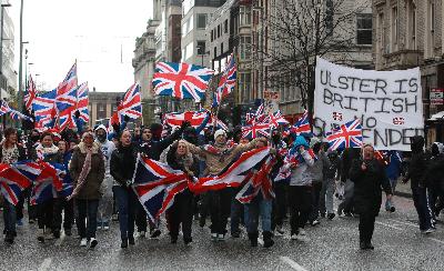 การใช้ความรุนแรงที่ไอร์แลนด์เหนือส่งผลให้ตำรวจบาดเจ็บหลายสิบคน