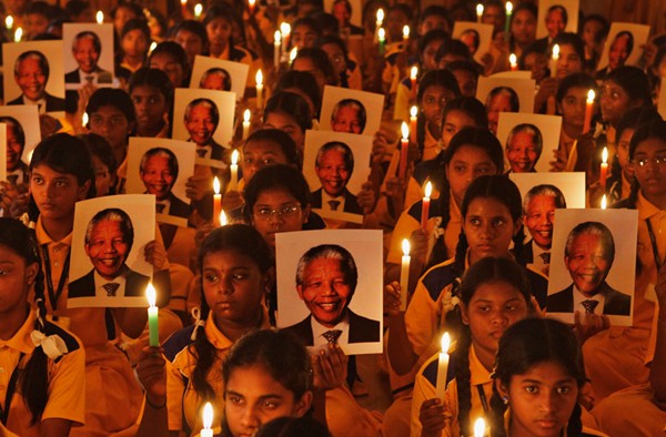 รองนายกฯและรัฐมนตรีต่างประเทศฝามบิ่งมิงร่วมพิธีไว้อาลัยอดีตประธานาธิบดีแอฟริกาใต้