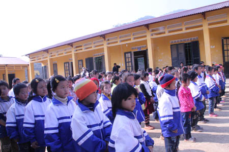 วางศิลาฤกษ์กิจการยกระดับโรงเรียนประถมและมัธยมหวอเงวียนย๊าป