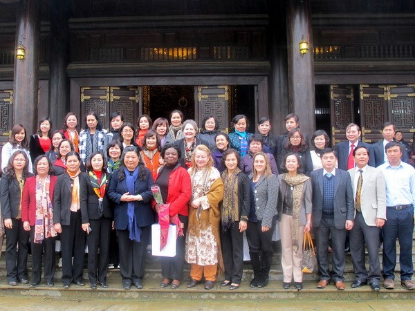 คณะผู้แทนรัฐสภาพร้อมคณะทูตานุทูตประจำเวียดนามเยือนนิงบิ่ง