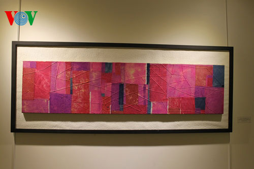 ภาพแลกเกอร์และภาพวาดบนกระดาษสาของจิตรกรมาย ดั๊ก ลินห์สะท้อนศิลปะเวียดนามที่มีคุณค่า