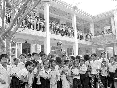 มอบเข็มที่ระลึกแห่งมิตรภาพให้แก่หัวหน้าตัวแทนกองทุนเพื่อเด็กเวียดนาม