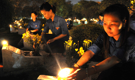 จุดเทียน9พันเล่มเพื่อรำลึกวีรชนที่สละชีพเพื่อชาติ
