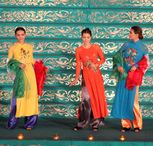 ขอชื่นชมชุดอ๊าวหย่าย ชุดประจำชาติเวียดนามว่าสวยงามมาก